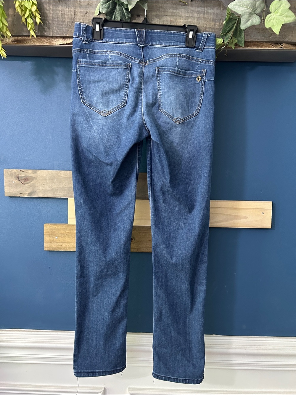 Democracy AbSol Straight Leg Jeans in Mid Blue Wash Size 4 EUC - Picture 2 of 8